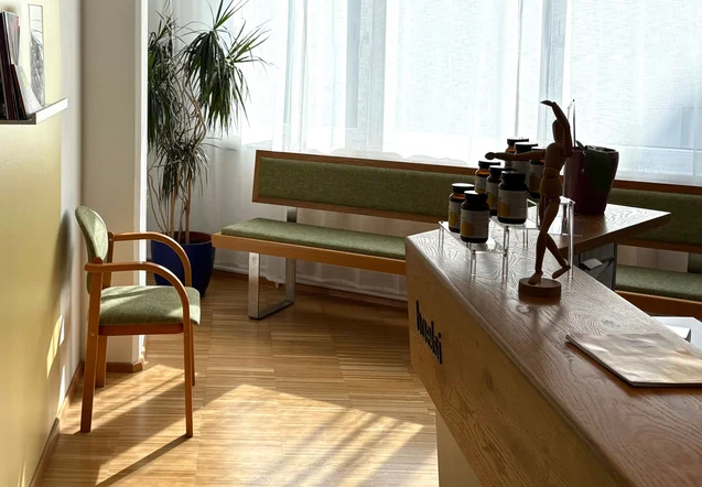 Wartebereich mit Empfang im haelsi Zentrum 1040