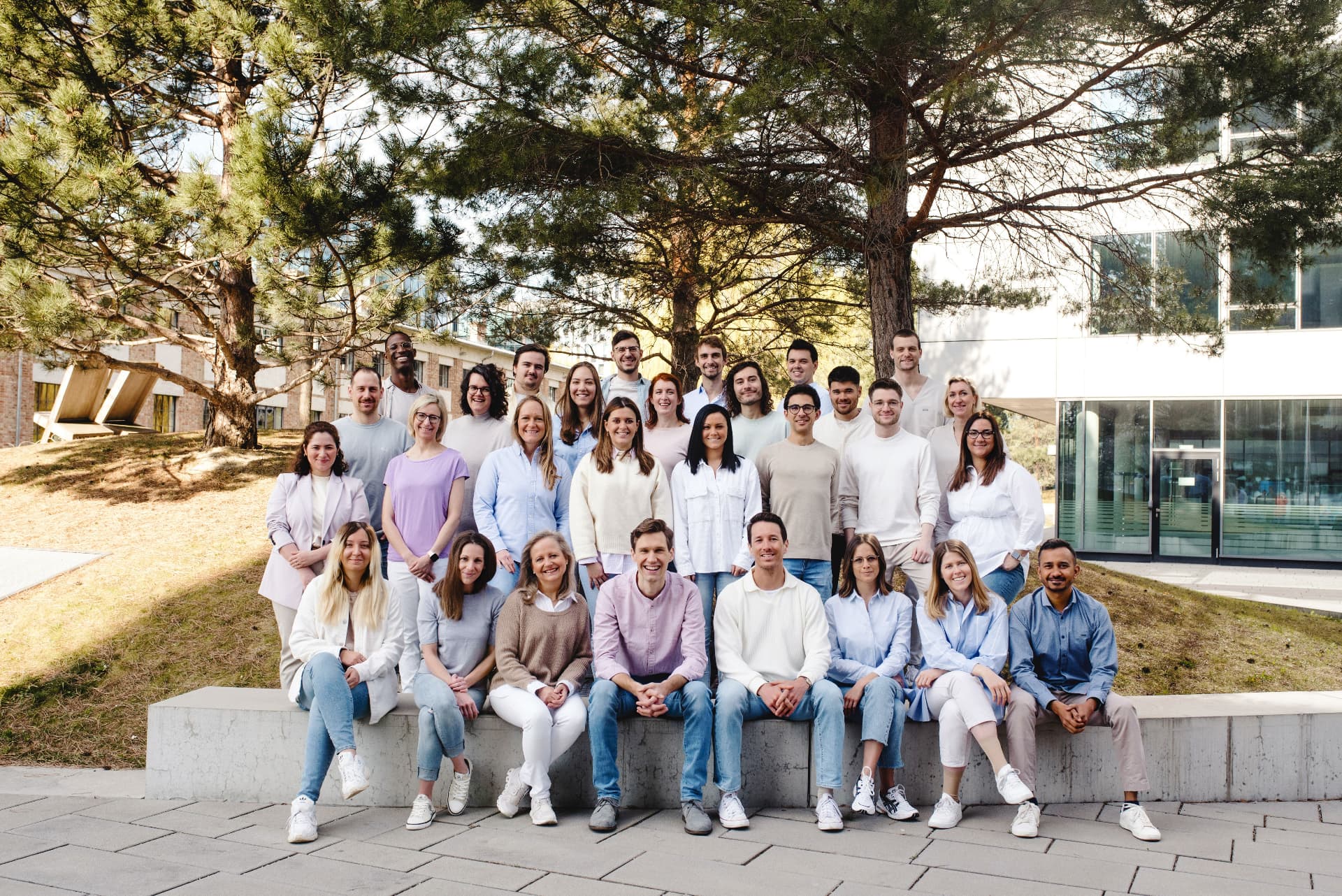 Das haelsi Team vor einem unserer Zentren